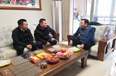 集團(tuán)領(lǐng)導(dǎo)看望慰問公司退休老黨員、老干部