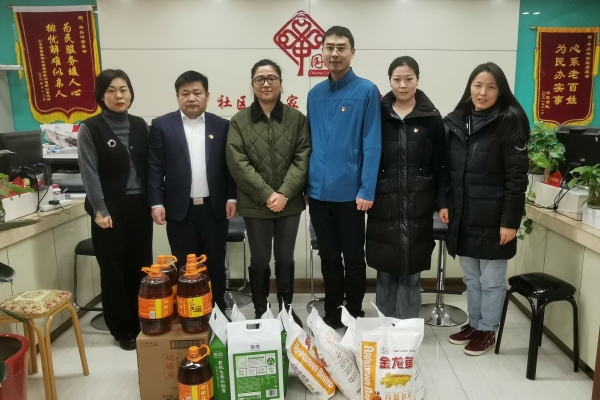 公司黨員干部進(jìn)社區(qū) 真情慰問(wèn)送溫暖